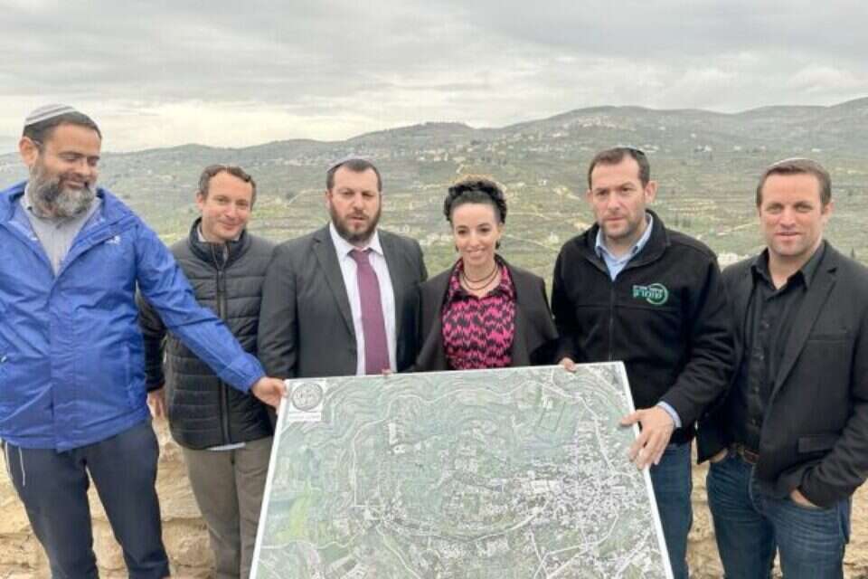 השרה סילמן וראש מועצת השומרון יוסי דגן בסבסטיה בשומרון , ללא קרדיט