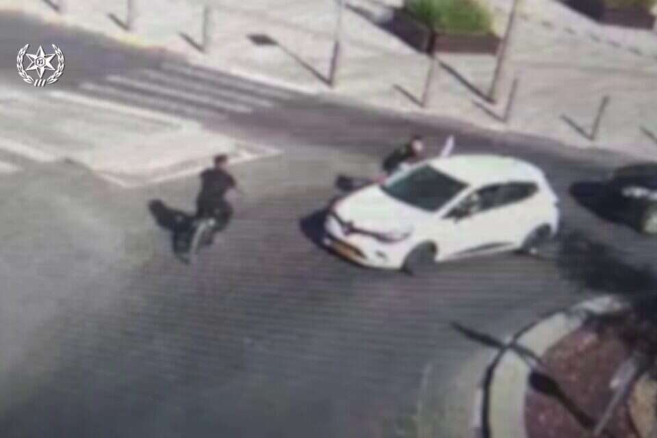 נערים פלשתינים חוטפים דגלים ממכוניות , צילום מסך מתוך הסרטון