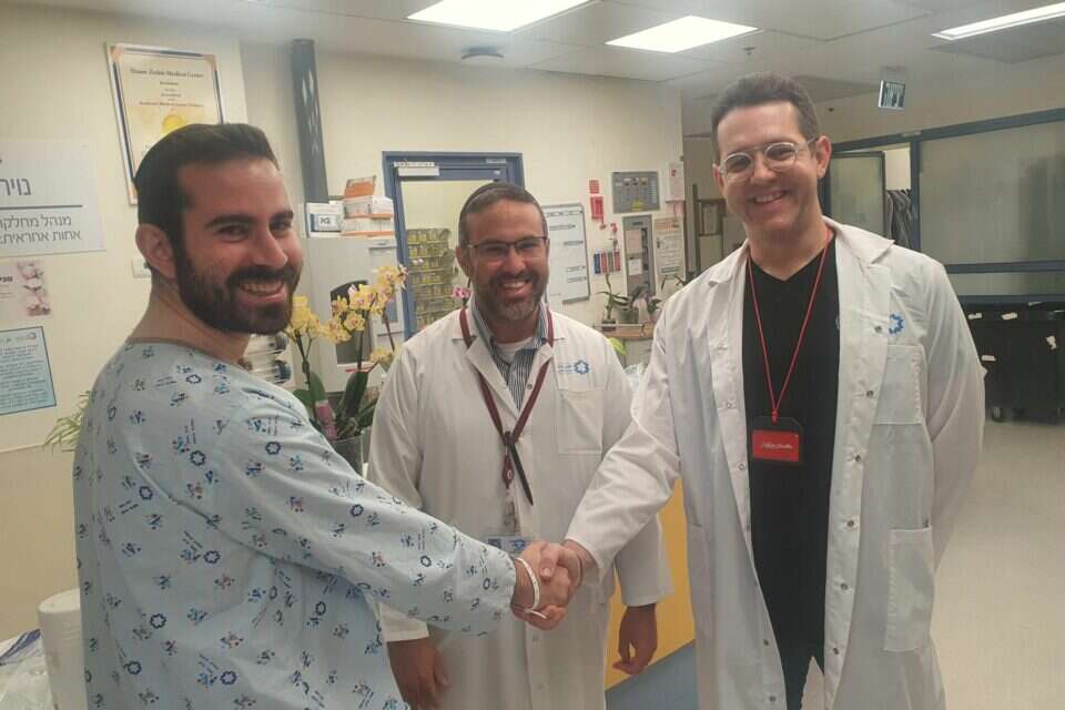 משמאל: אבי וינר המטופל, ד״ר מייקל טייצר
וד״ר ולדימיר ברודוצקי , דוברות שערי צדק