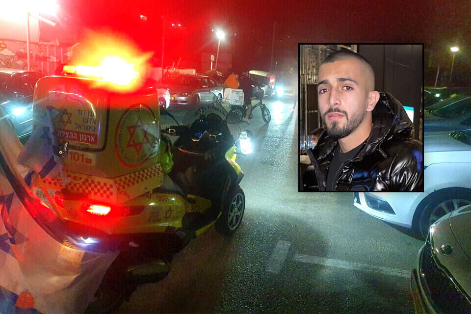 חמאדה סאלם על רקע זירת הרצח בעכו