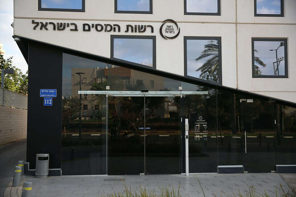 בניין רשות המיסים , יהושע יוסף