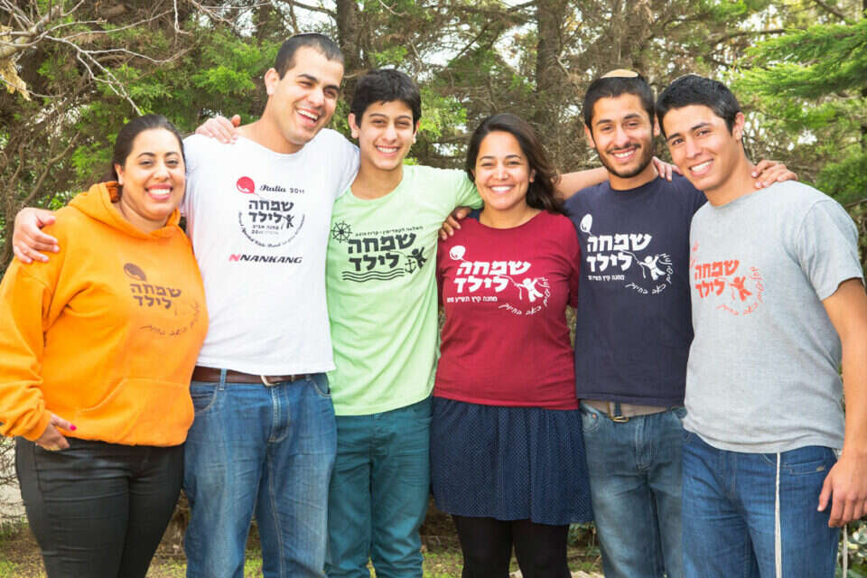 צילום: יהושע יוסף // מימין לשמאל: הוד (בן 20), זיו (21), חן (25), פז (15), רעי (26.5) ועדי (28) לבית משפחת גודיס , 