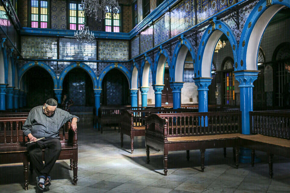 יהודים בבית הכנסת בג'רבה (ארכיון) , AP Photo/Mosa'ab Elshamy