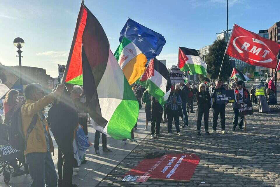 מחאה של פעילים פרו-פלשתינים מחוץ לאולם התחרות בליברפול ,