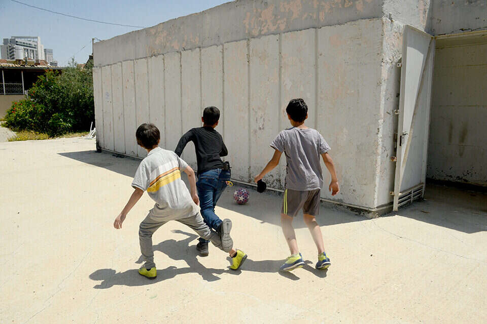 ילדים משחקים בפתח מקלט פתוח בב"ש , דודו גרינשפן