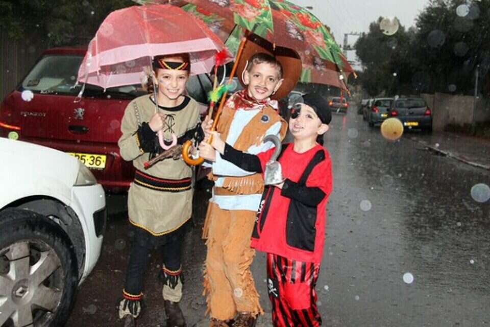 הגשם לא מטריד את איתי, טל וזיו. צילום: גדעון מרקוביץ' // הגשם לא מטריד את איתי, טל וזיו ,