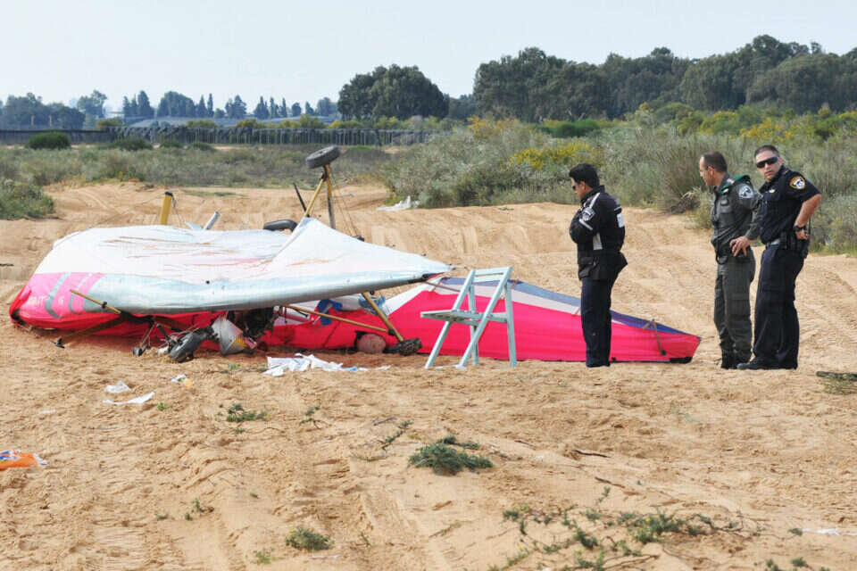 מטוס האולטרה־לייט שהתרסק בעמק חפר, אתמול צילום: יצחק ברבי // מטוס האולטרה־לייט שהתרסק בעמק חפר, אתמול ,