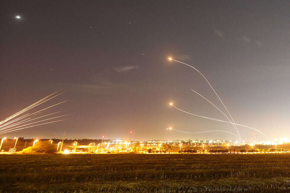 טילי כיפת ברזל משוגרים לעבר רקטות הג'יהאד , AFP