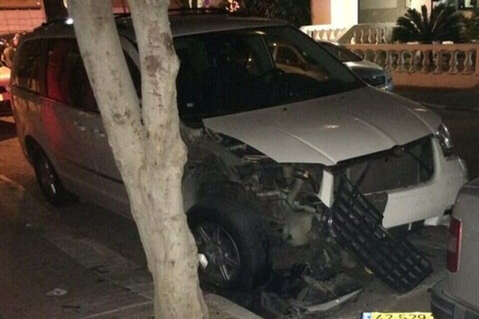 רכבו של מ"מ ראש עיריית פתח תקווה, לאחר הפיצוץ // רכבו של מ"מ ראש עיריית פתח תקווה, לאחר הפיצוץ ,