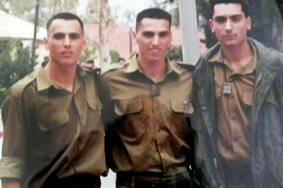 צילום: באדיבות המשפחה // הילאל (משמאל) עם שני אחיו, ג'לאל (במרכז) נספה באסון הכרמל ,