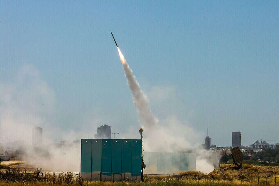כיפת ברזל מיירטת טילים מעזה , אי.אף.פי