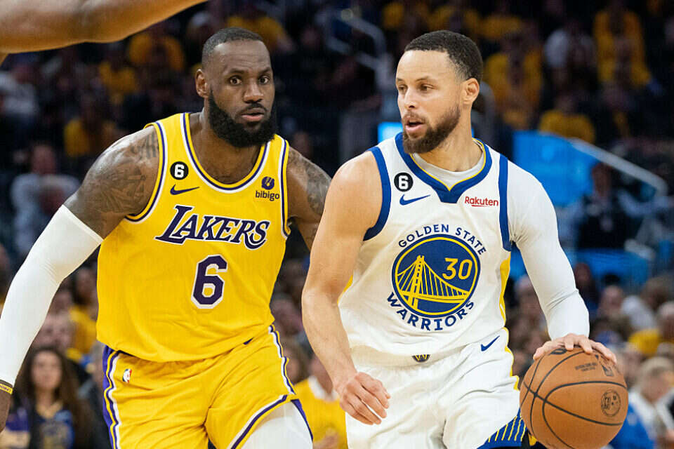 לברון מנסה לעצור את קרי. , USA TODAY Sports