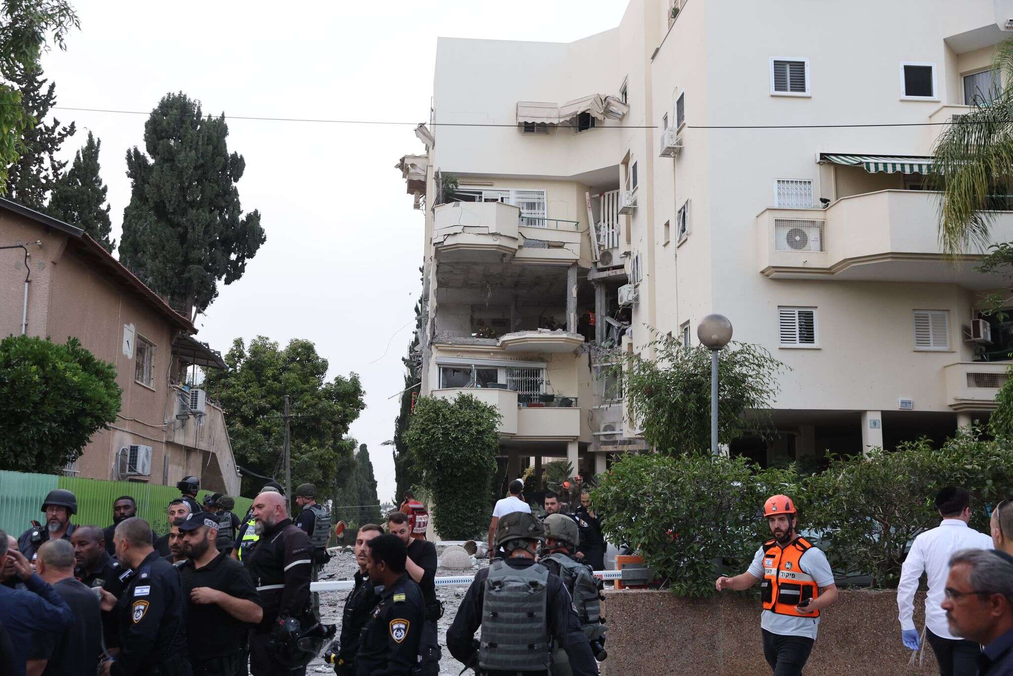 קורבן ראשון במבצע: הרוגה מפגיעת רקטה בבניין ברחובות - יותר מעשרה נפגעים ...