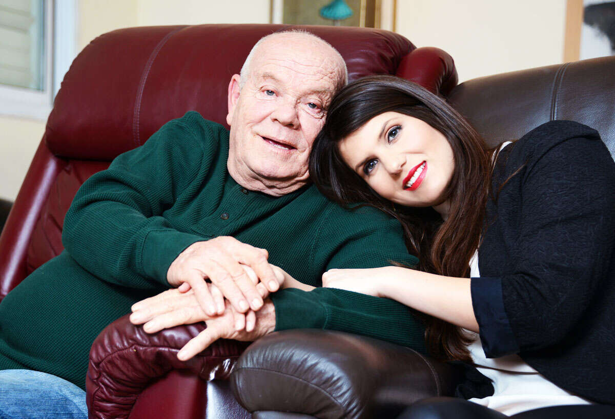 אב ובת בחיים, ועל הבמה