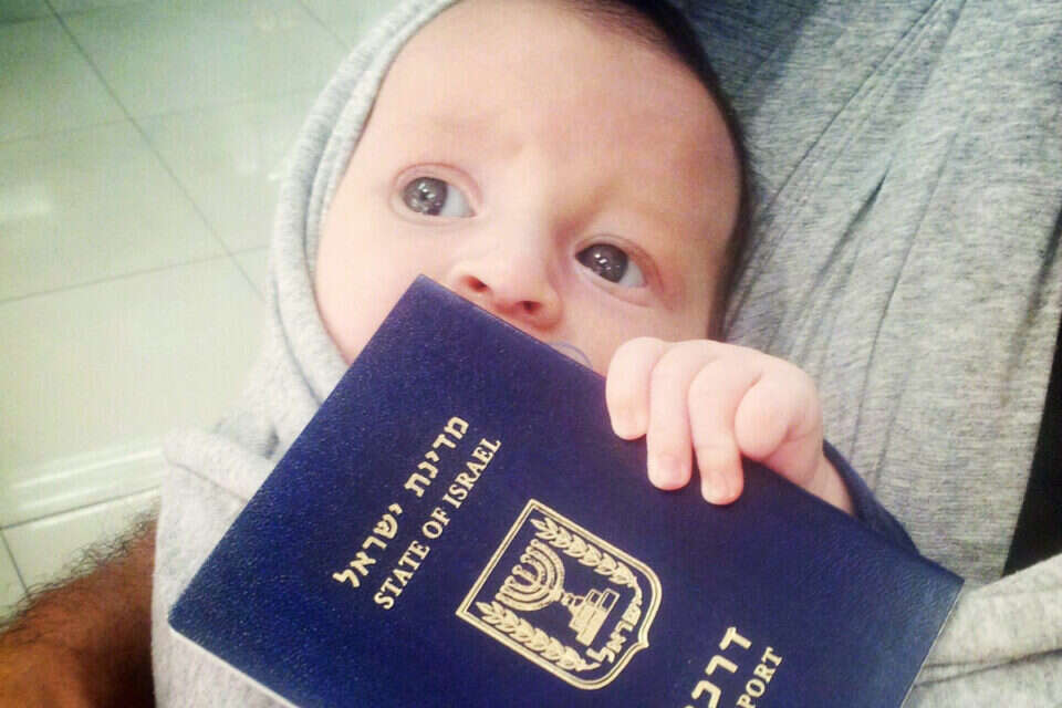 ארי והדרכון. עוד מעט בבית // ארי והדרכון. עוד מעט בבית ,
