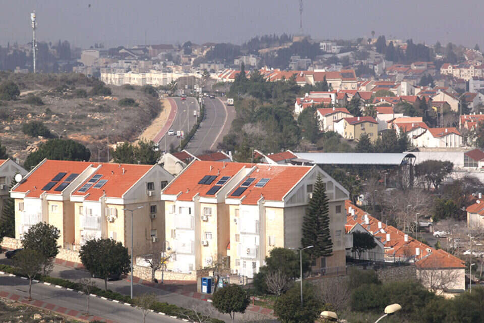 42% מהמתיישבים גרים בערים. אריאל , יהונתן שאול