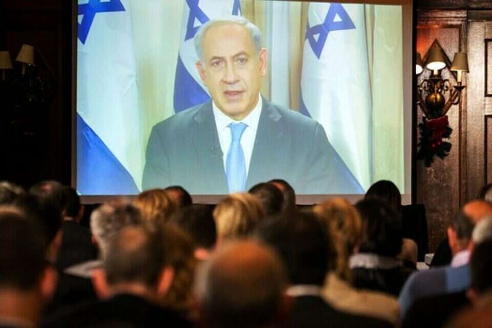 צילום: ראלף אלסוואנג // מאזינים לנאום נתניהו, אתמול ,