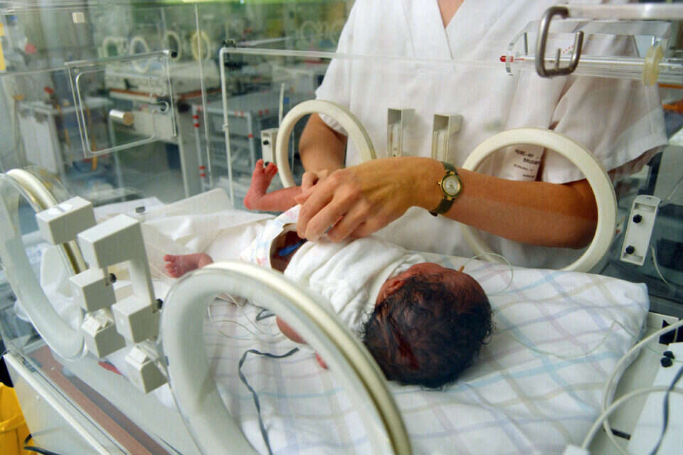 החוקרים הופתעו: קול האם משנה את מוחם של פגים