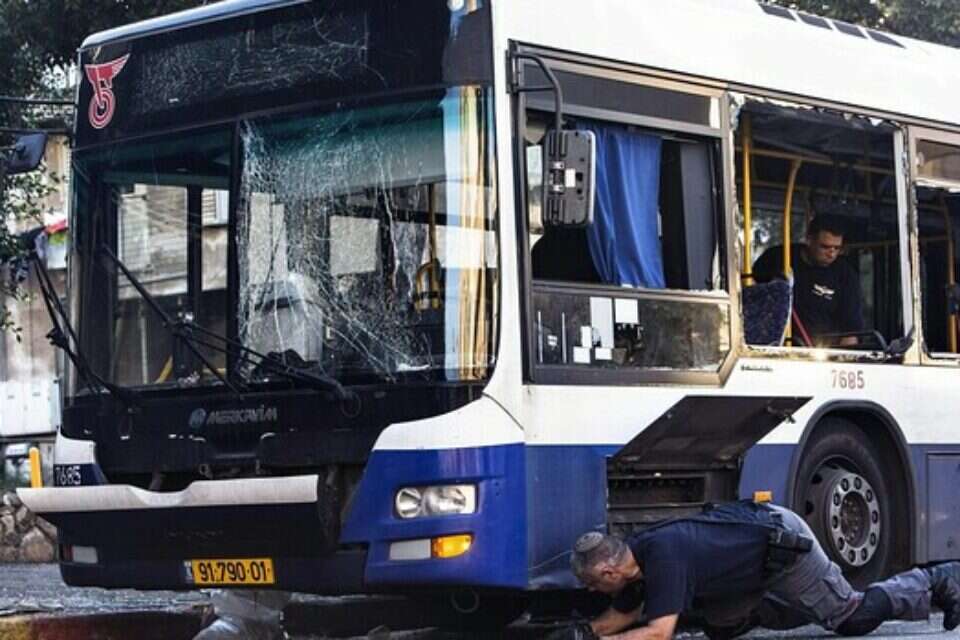 האוטובוס לאחר הפיצוץ // האוטובוס לאחר הפיצוץ ,