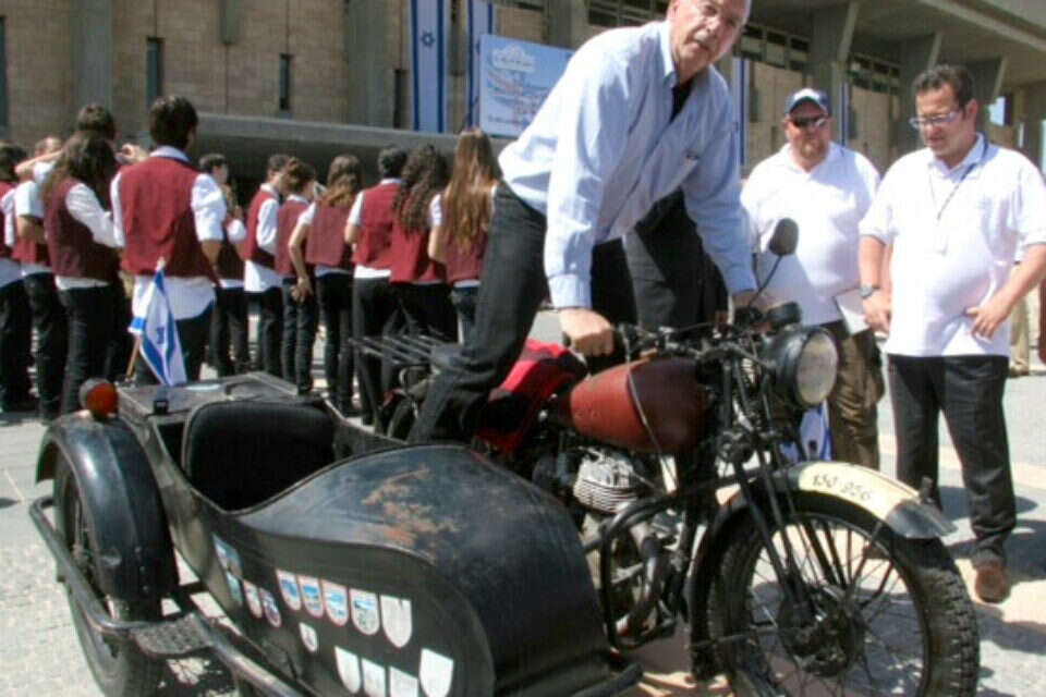 ח"כ לשעבר זאב בוים ז"ל על אופנוע עתיק // ח"כ לשעבר זאב בוים ז"ל על אופנוע עתיק , 
