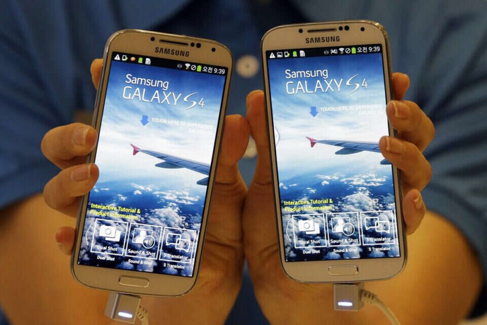 סמסונג גלקסי S4 // הפרצה מאפשרת ליירט בקלות תקשורת נתונים. סמסונג גלקסי S4 ,