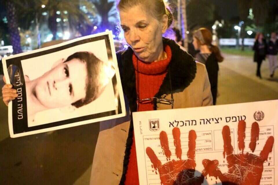 מפגינה נגד שחרור האסירים, אמש צילום: יהושע יוסף // מפגינה נגד שחרור האסירים, אמש ,