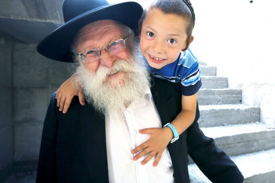 הילד מוישי הולצברג, שהוריו, שליחי חב"ד,  נרצחו במומבאי, עם סבו הרב שמעון רוזנברג // הילד מוישי הולצברג, שהוריו, שליחי חב"ד,  נרצחו במומבאי, עם סבו הרב שמעון רוזנברג , 