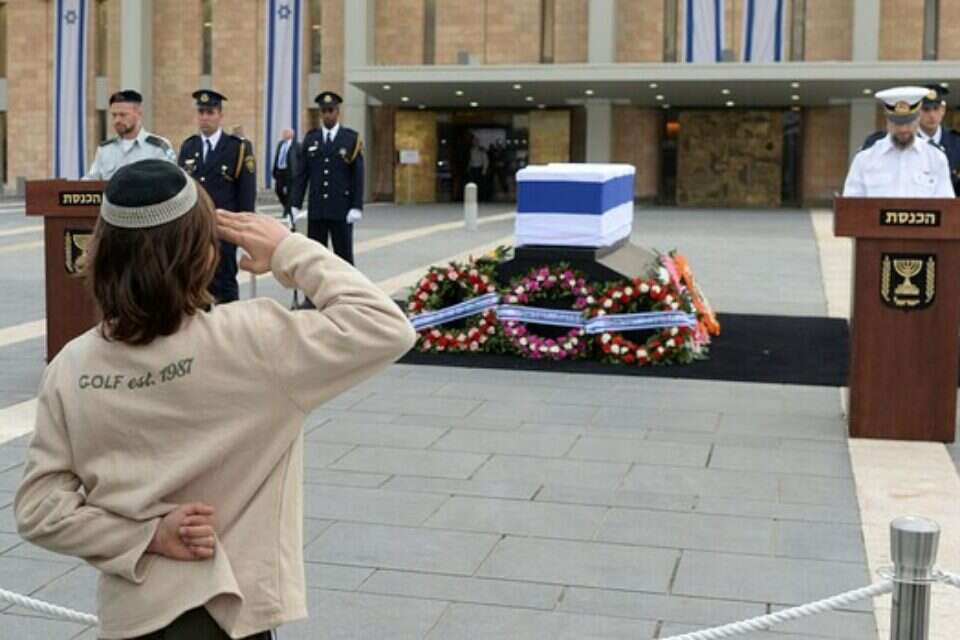 מצדיעים לאריאל שרון. רחבת הכנסת, אתמול // מצדיעים לאריאל שרון. רחבת הכנסת, אתמול , 