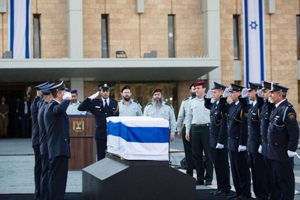 אנשי משמר הכנסת סביב ארונו של שרון ברחבת הכניסה למשכן, אתמול           צילום: דודי ועקנין // אנשי משמר הכנסת סביב ארונו של שרון ברחבת הכניסה למשכן, אתמול , 