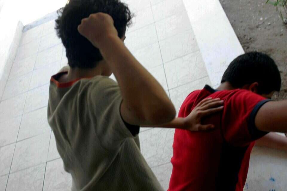 שרק לנערה והותקף באכזריות // שרק לנערה והותקף באכזריות ,