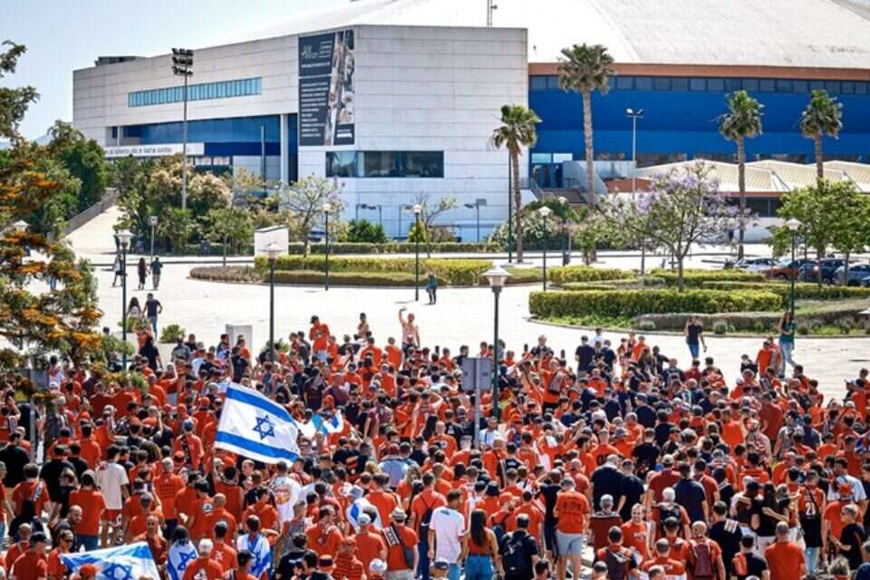 אוהדי הפועל ירושלים. מאות נוספים אמורים להגיע לספרד