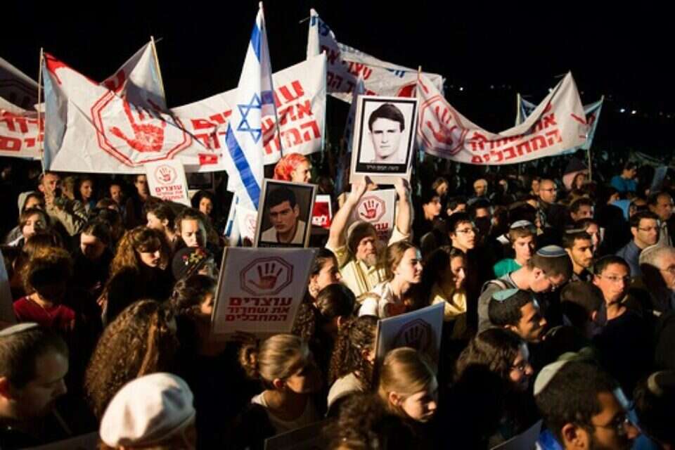 צילום: יונתן זינדל // ההפגנה נגד שחרור המחבלים. אחות שכולה קראה: "נחצה כאן קו אדום, אנחנו לא מחווה" ,