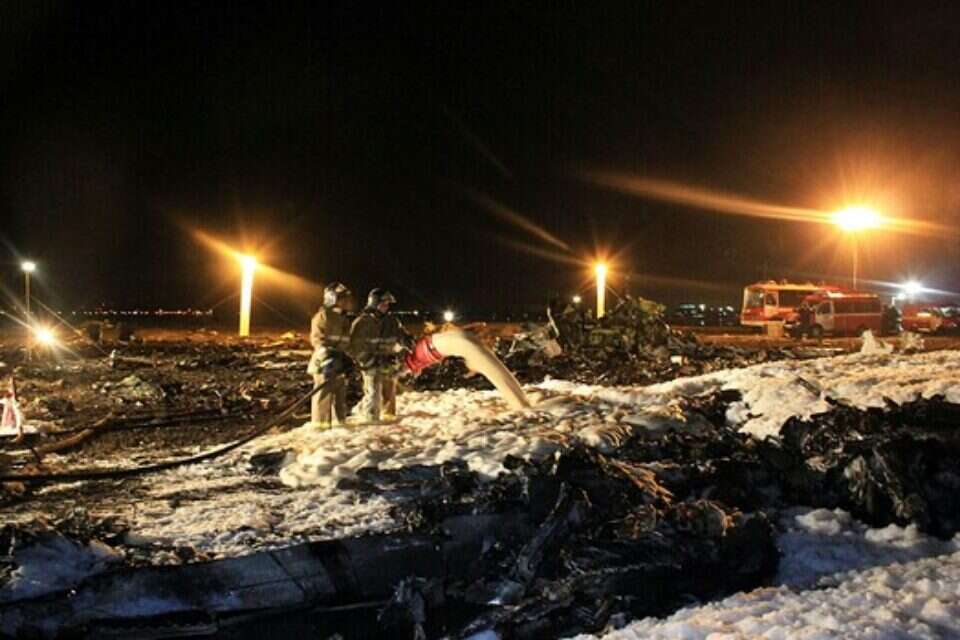 רגעי התרסקות המטוס ברוסיה. צילום: אי. אף. פי // שרידי המטוס על מסלול הנחיתה , 