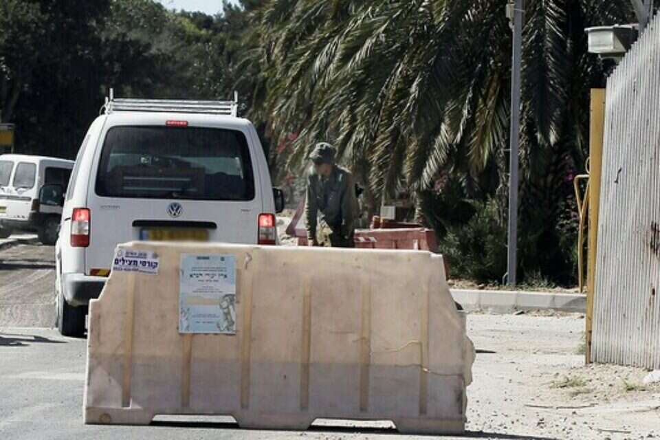 חייל בשער קיבוץ ארז , ללא