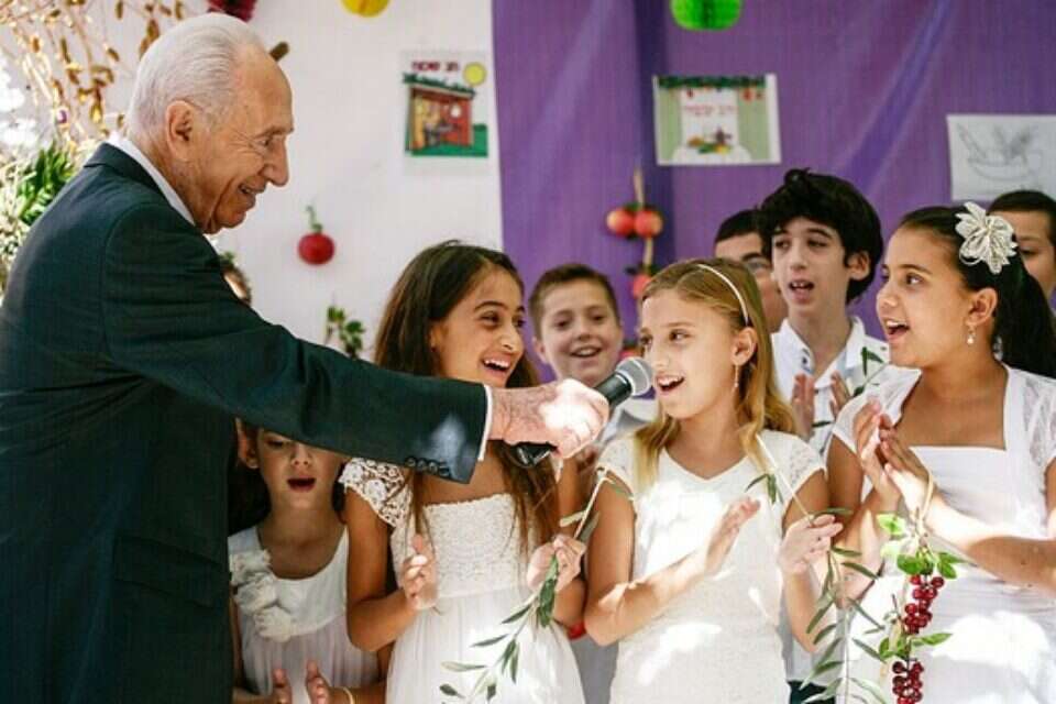 צילום: אורי לנץ // הסוכה מס' 1. הנשיא פרס נותן את הבמה לילדי ירושלים, שעזרו לו לקשט את הסוכה בבית הנשיא. לאחר מכן קיבל את ארבעת המינים מרבני חב"ד ,