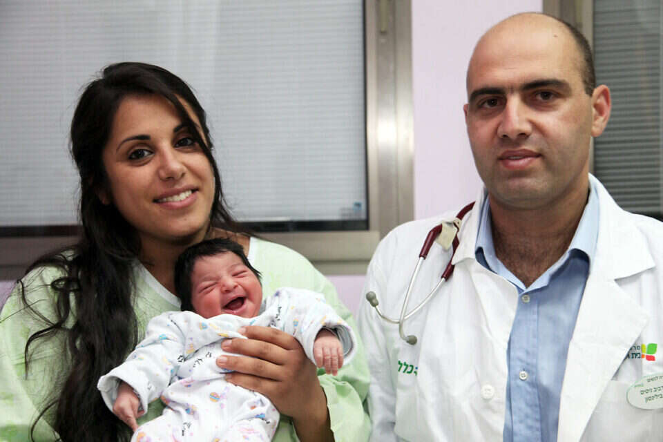 צילום: גדעון מרקוביץ' // יהוד ובתה עם ד"ר ארביב בביה"ח בילינסון , 