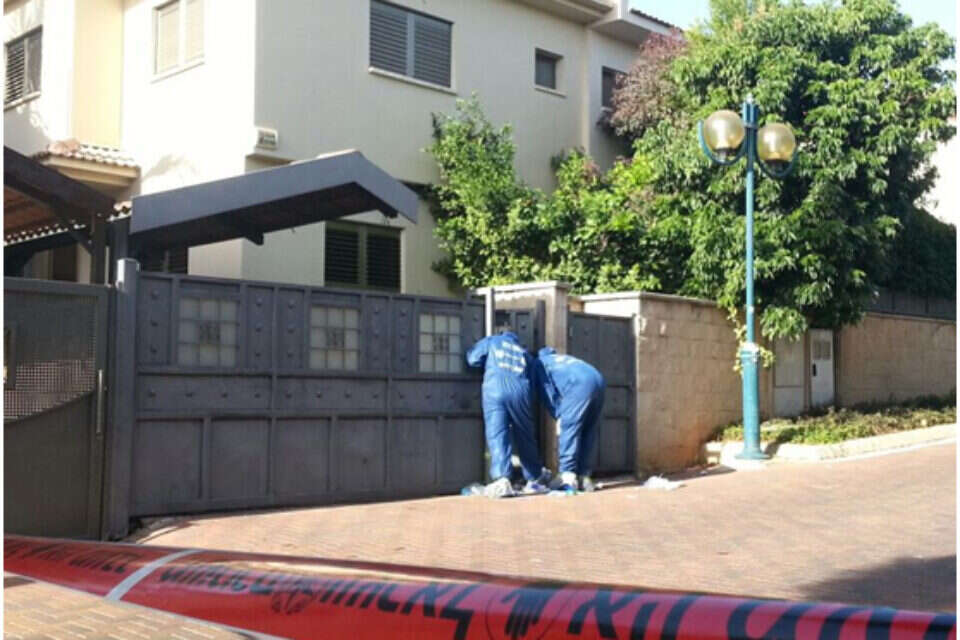 צילום: אסף ברזינגר // זירת הרצח בתל מונד, הבוקר , 