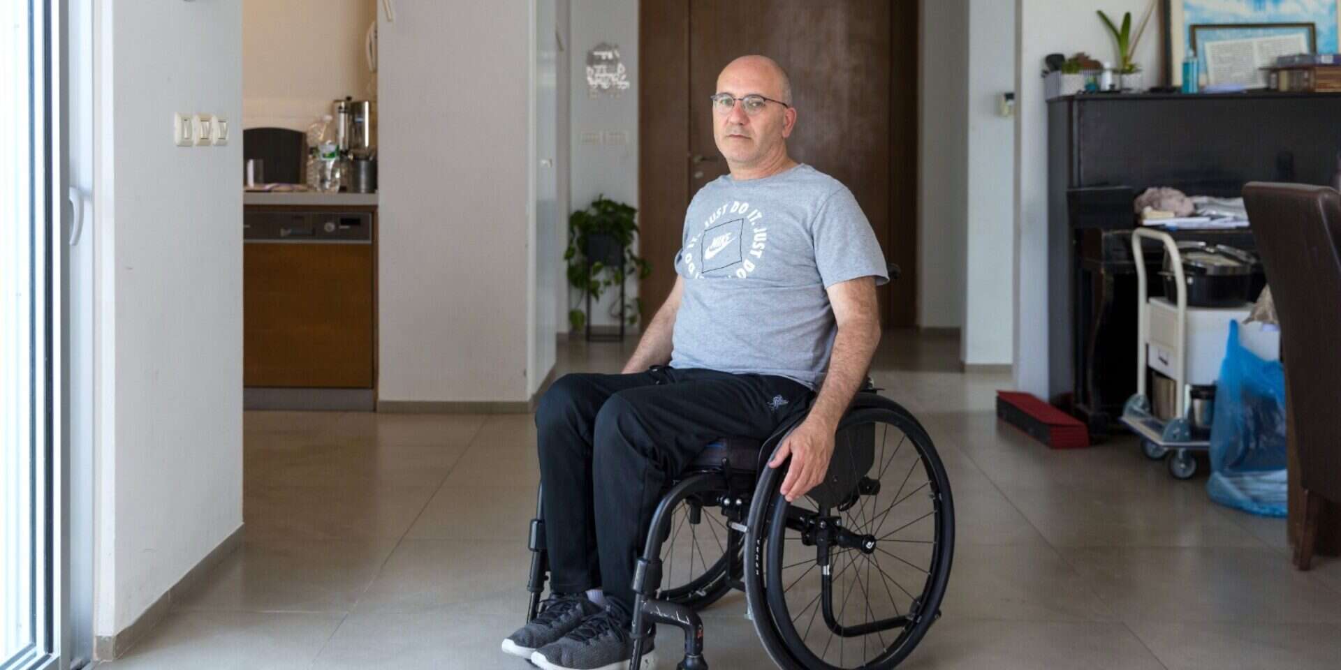 שלום אשל. "חרב עלי עולמי" , לירון מולדובן