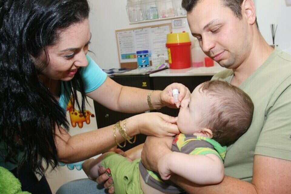 צילום: הרצי שפירא // התינוק איתן מיצל מקבל חיסון מהאחות חלי קוגוט ,