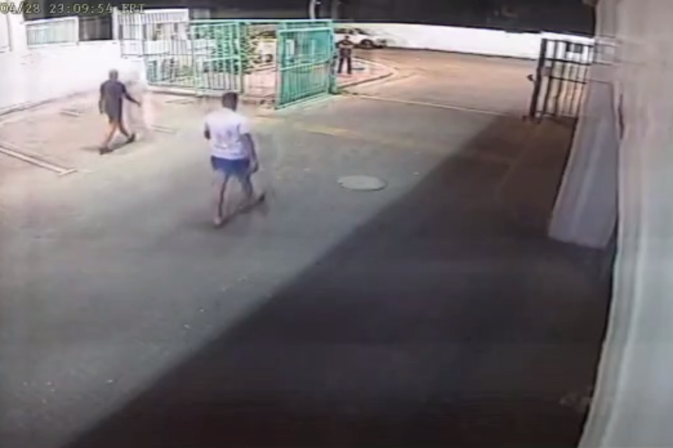 שני החשודים בבית אורן תוקפים את הקורבן
, צילום מסך מתוך תיעוד מצלמות האבטחה