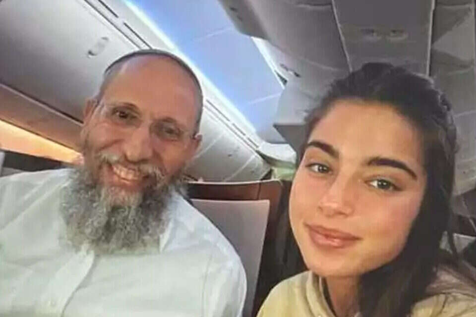 , 