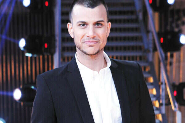 עבר ניתוח בעיניו. אסי עזר , עודד קרני