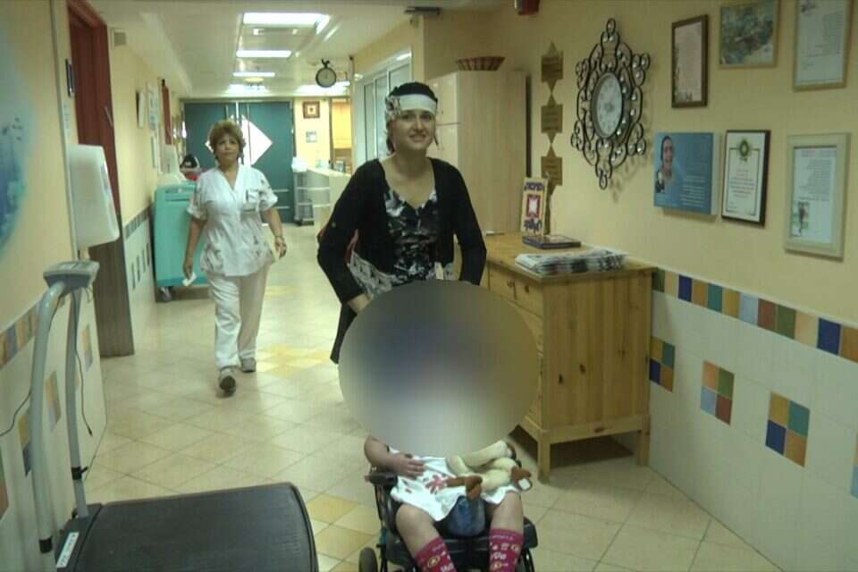 צילום: רועי קסטרו // אדל ביטון עם אמה אדוה ,