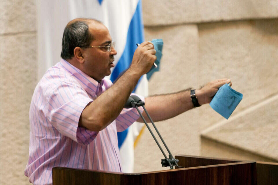 צילום: דודי ועקנין // ח"כ טיבי קורע את הצעת החוק להסדרת ההתיישבות הבדואית , 