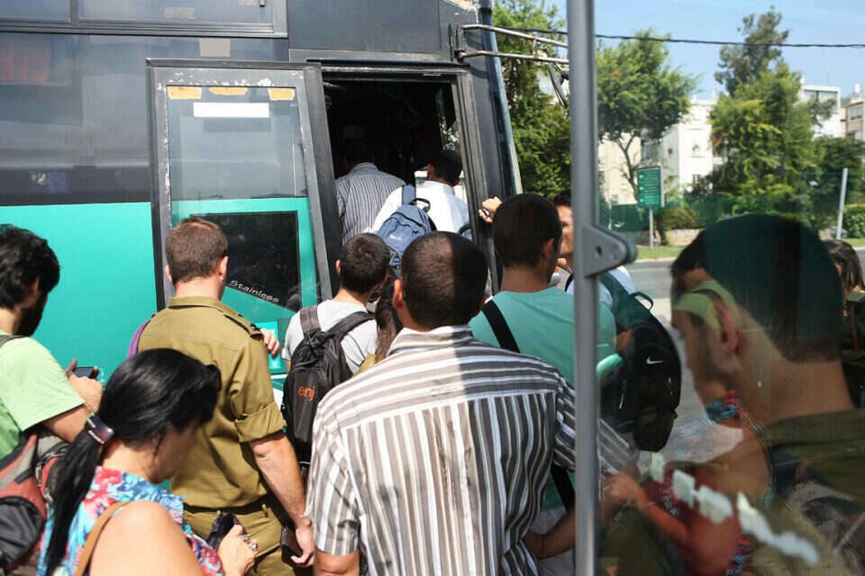 צילום: יהושע יוסף // תור להסעה לחיפה, אתמול ,