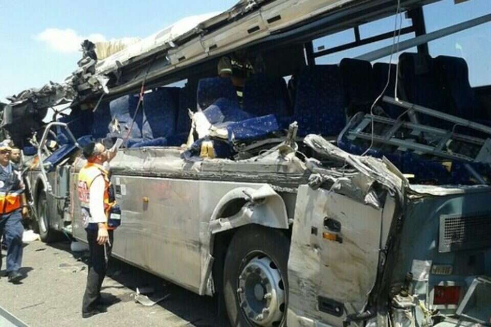 אוטובוס לאחר התאונה ,