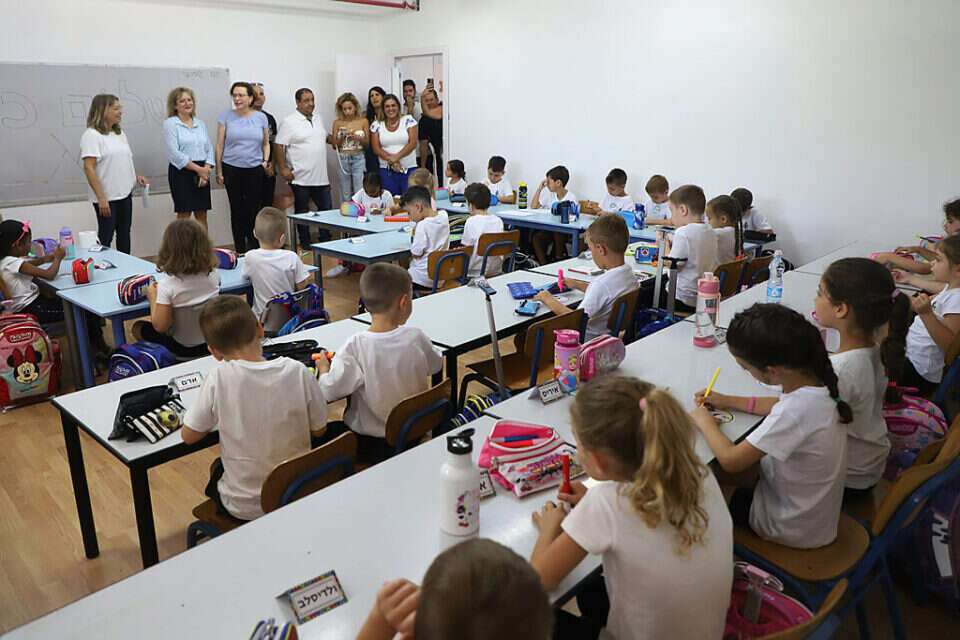 תלמידים בבית ספר. "ברור לכולנו שלא מדובר על חשד ערטילאי, אלא על השתלטות עוינת על החינוך הממלכתי" , הרצי שפירא