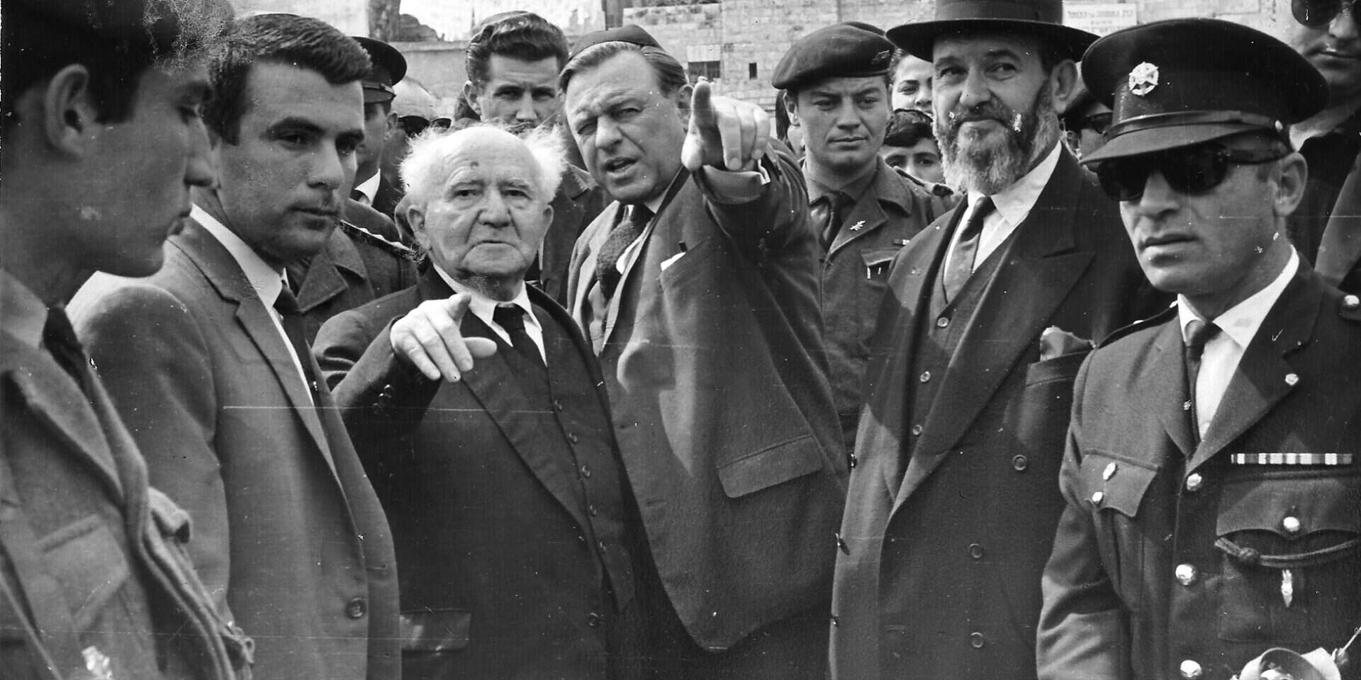 טדי קולק (מימין) ובן גוריון , מאוסף התמונות של משפחת הרב יוסף שכטר