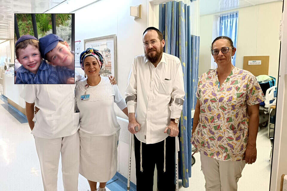 האב משתחרר מבית החולים. בתמונה הקטנה, בניו שנרצחו בפיגוע , דוברות ביה''ח הדסה ובאדיבות המשפחה