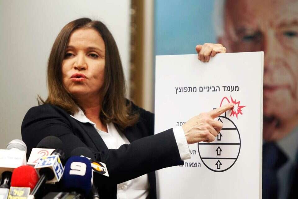 צילום: ליאור מזרחי // יחימוביץ' בתפקיד לפיד, אתמול. "פוליטיקה חסרת מעוף" ,